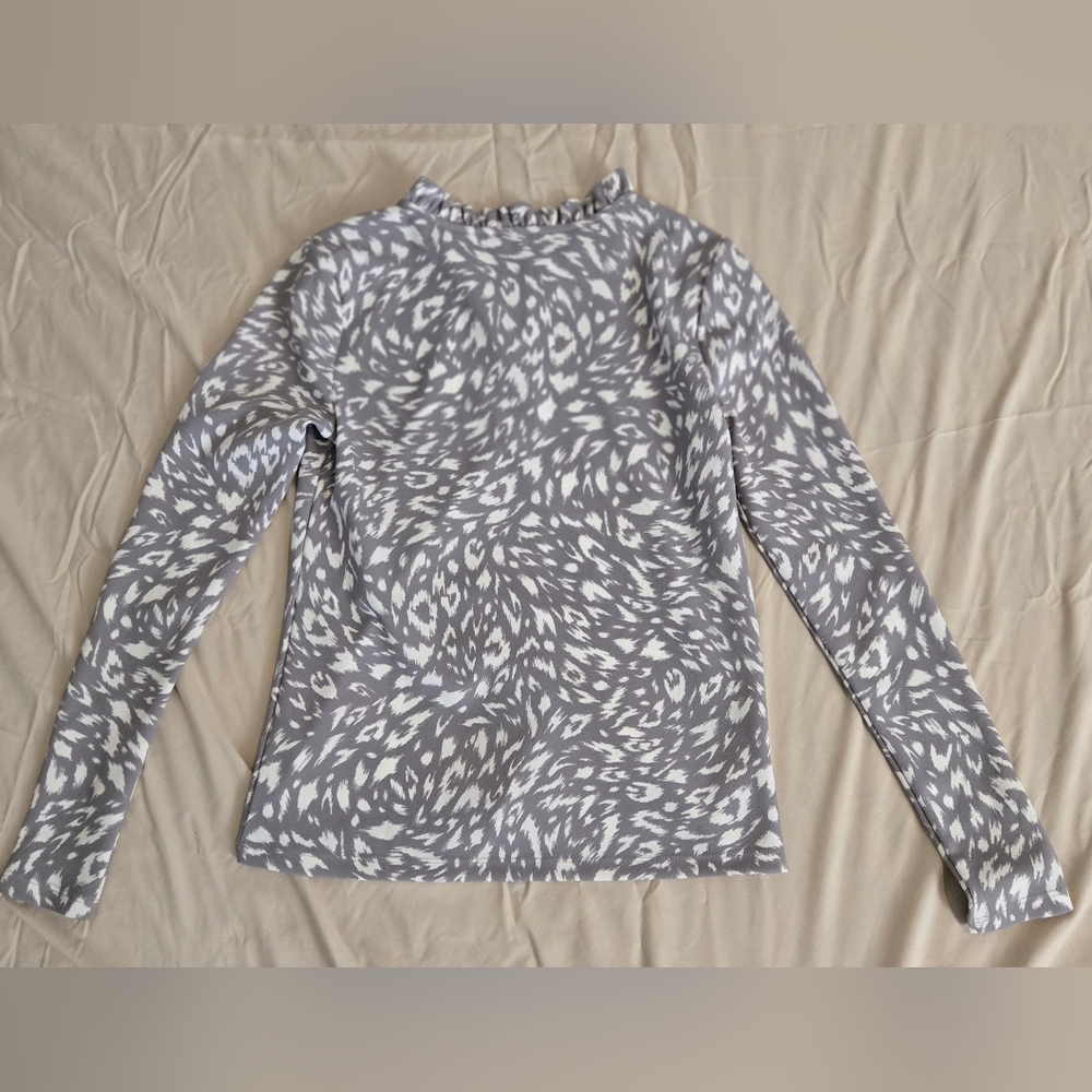 Ann Taylor Gray and White Swirl Long Sleeve Top